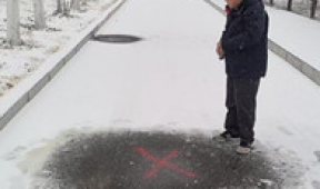 【市城市燃熱集團(tuán)富泰熱力】以雪為“標(biāo)”鎖定漏點(diǎn)   冒雪行動(dòng)消除隱患