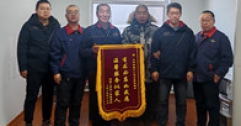 【市城市燃熱集團(tuán)富泰熱力】	上門服務(wù)解難題  用戶感動送錦旗