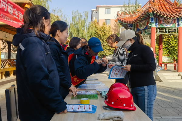 1706063808960340.jpg 1“訪民問暖”進(jìn)小區(qū)為熱用戶辦實(shí)事、解難事N.jpg