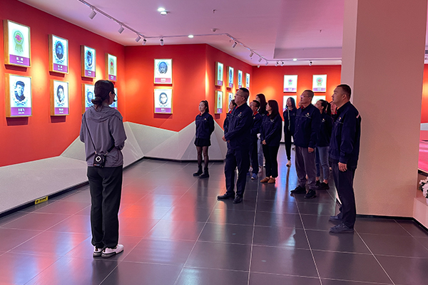 1706065034132968.jpg 1公司機(jī)關(guān)黨組織在大青山紅色文化公園開展主題黨日活動.jpg